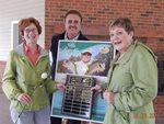 Steve Hepler (LOA Pres.) with Mary, Marie and the trophy